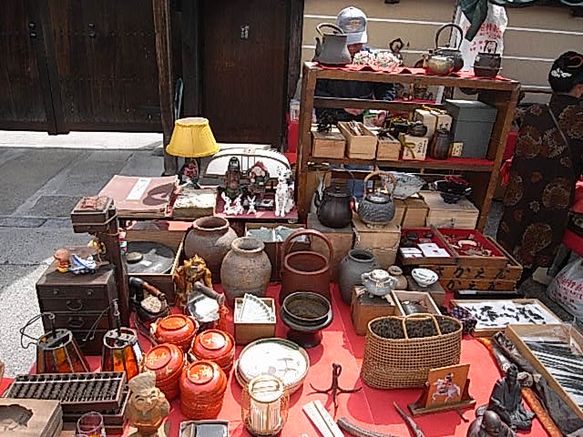 Monthly outdoor markets at Temples